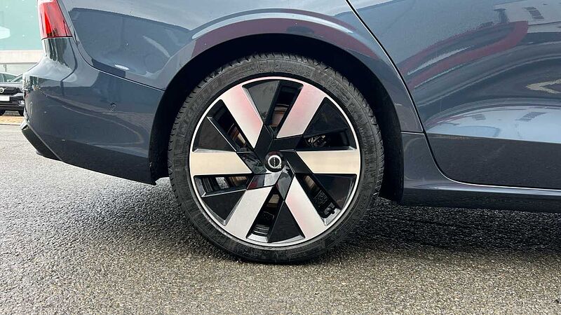 Volvo S60 Recharge Plus, T8 AWD Plug-in hybrid, Electric/Petrol, Dark