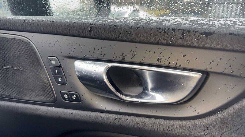 Volvo V60 Ultra, T8 AWD Plug-in hybrid, Electric/Petrol, Dark