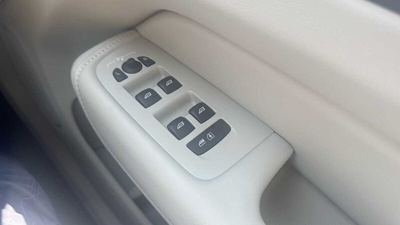 Volvo XC60 Ultra, T8 AWD Plug-in hybrid, Electric/Petrol, Dark