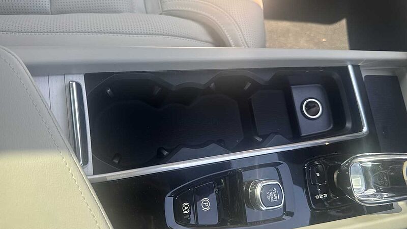 Volvo XC60 Ultra, T8 AWD Plug-in hybrid, Electric/Petrol, Dark
