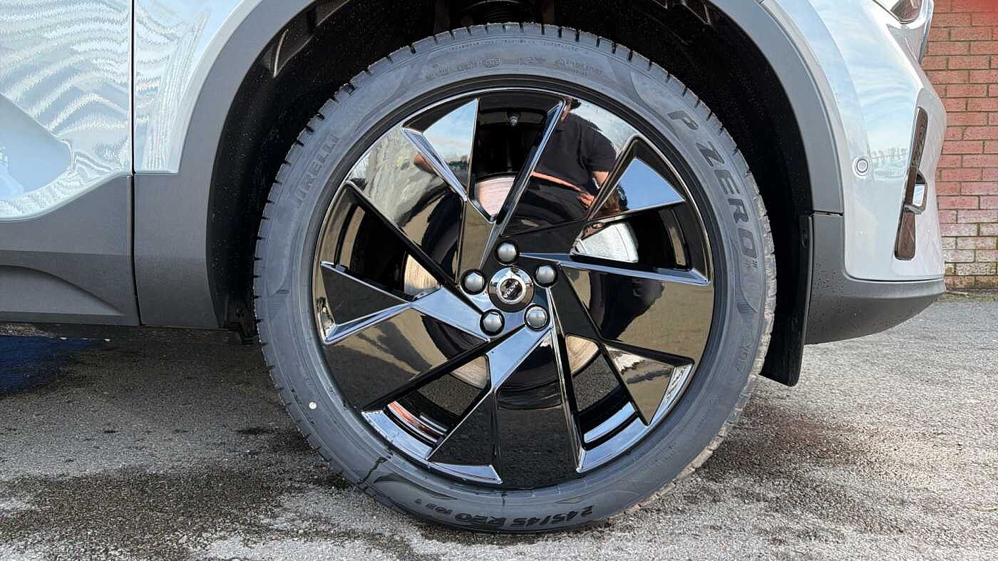 Volvo XC40 B4 (197BHP) Ultra Black Edition Mild Hybrid - (360 Camera)