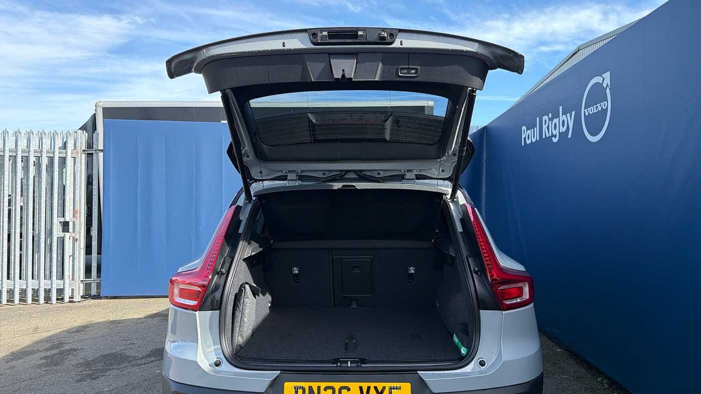 Volvo XC40 B4 (197BHP) Ultra Black Edition Mild Hybrid - (360 Camera)