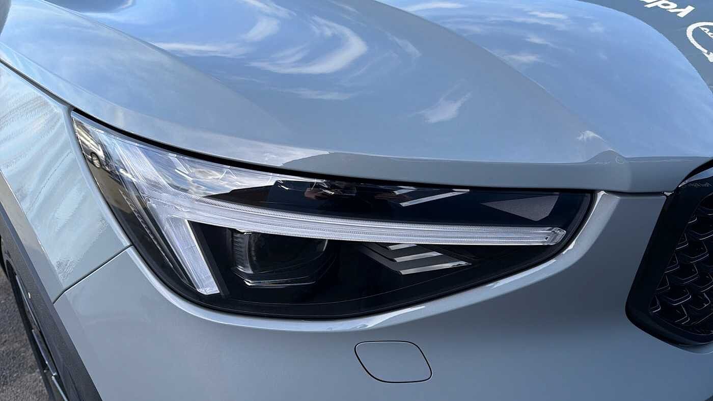 Volvo XC40 B4 (197BHP) Ultra Black Edition Mild Hybrid - (360 Camera)