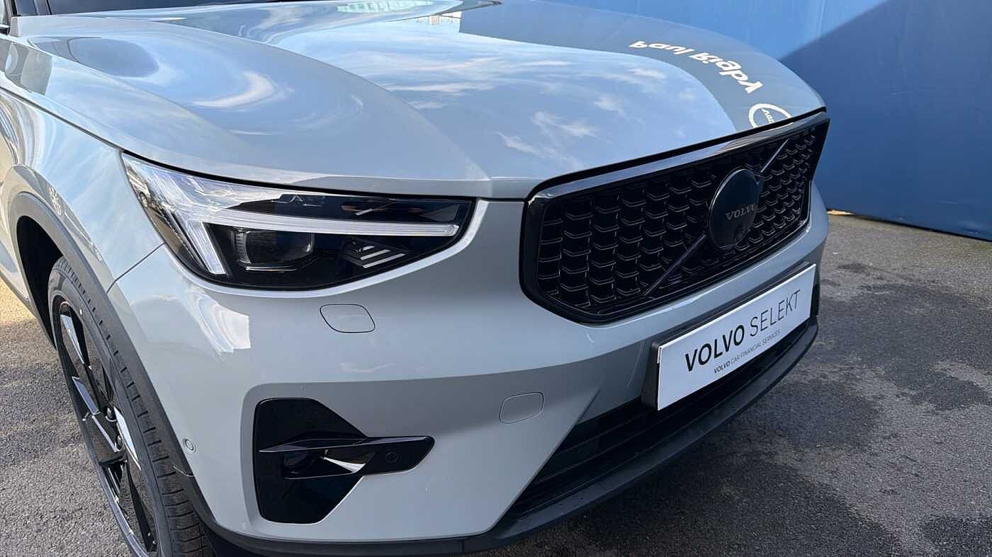 Volvo XC40 B4 (197BHP) Ultra Black Edition Mild Hybrid - (360 Camera)