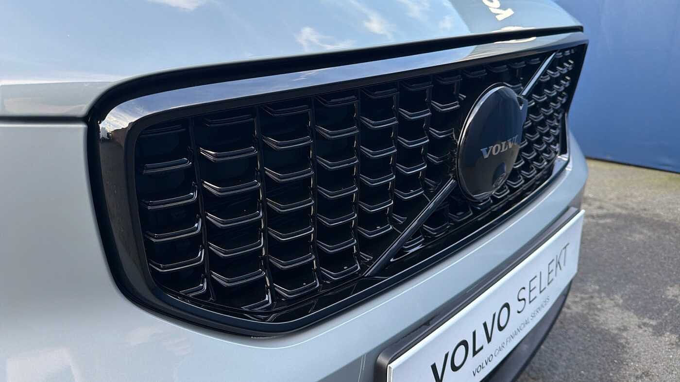 Volvo XC40 B4 (197BHP) Ultra Black Edition Mild Hybrid - (360 Camera)