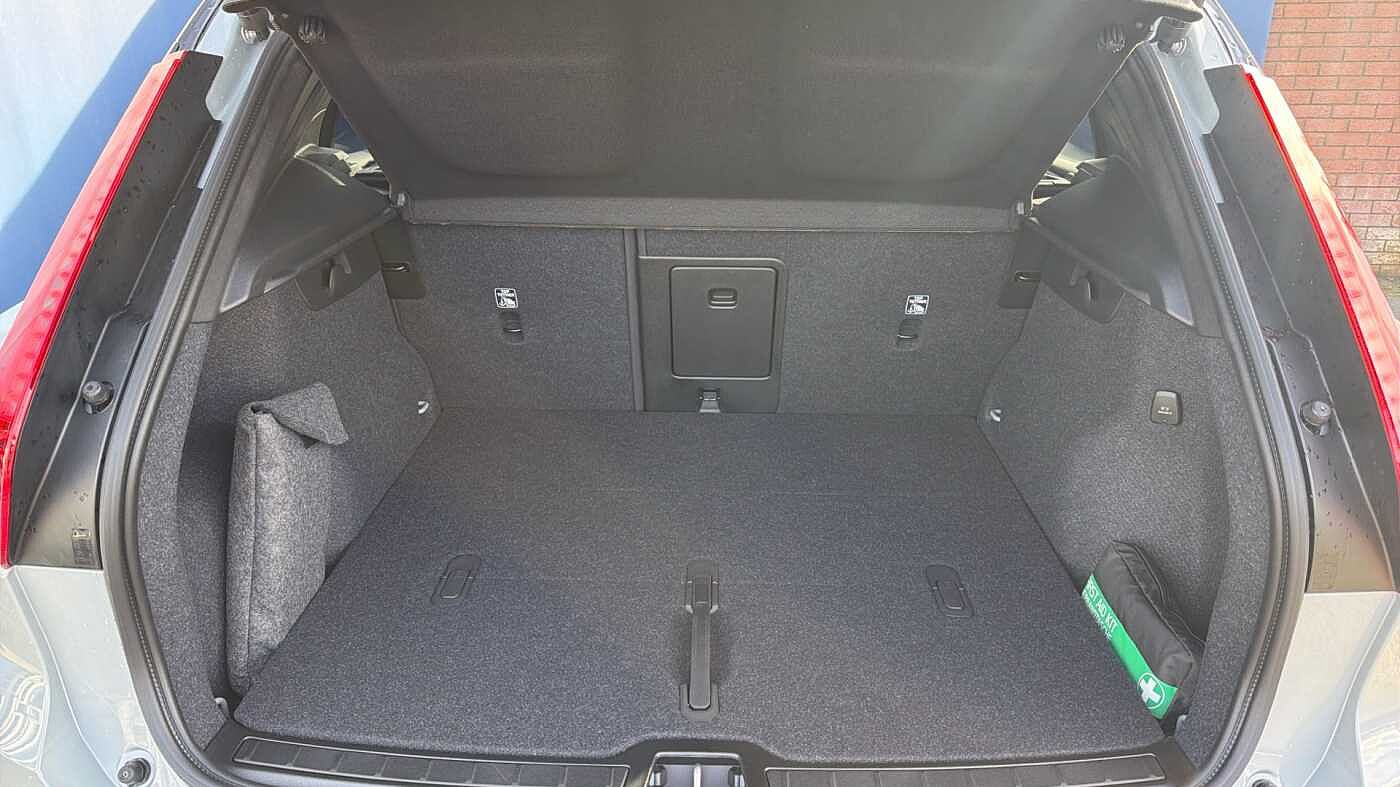 Volvo XC40 B4 (197BHP) Ultra Black Edition Mild Hybrid - (360 Camera)