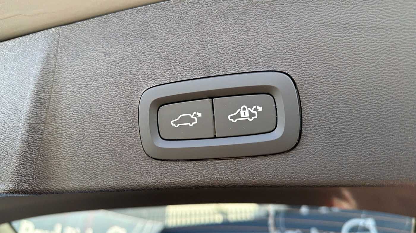 Volvo XC40 B4 (197BHP) Ultra Black Edition Mild Hybrid - (360 Camera)