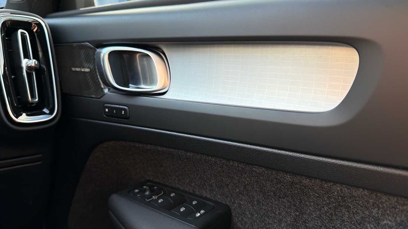 Volvo XC40 B4 (197BHP) Ultra Black Edition Mild Hybrid - (360 Camera)