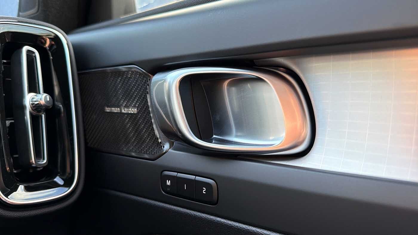 Volvo XC40 B4 (197BHP) Ultra Black Edition Mild Hybrid - (360 Camera)