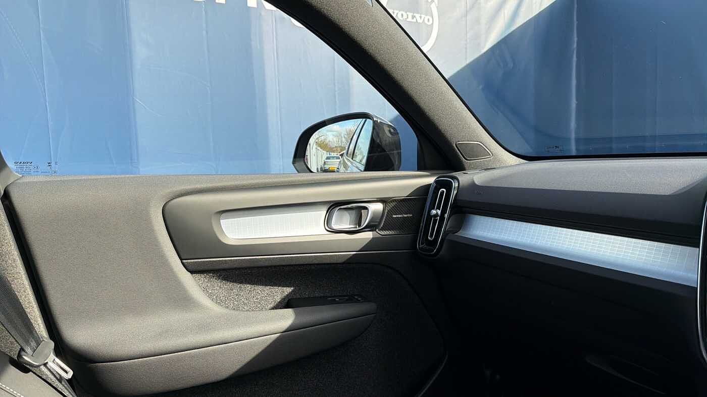 Volvo XC40 B4 (197BHP) Ultra Black Edition Mild Hybrid - (360 Camera)