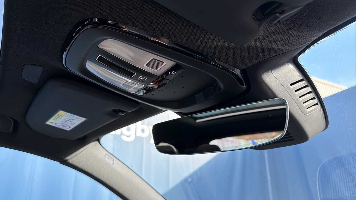 Volvo XC40 B4 (197BHP) Ultra Black Edition Mild Hybrid - (360 Camera)