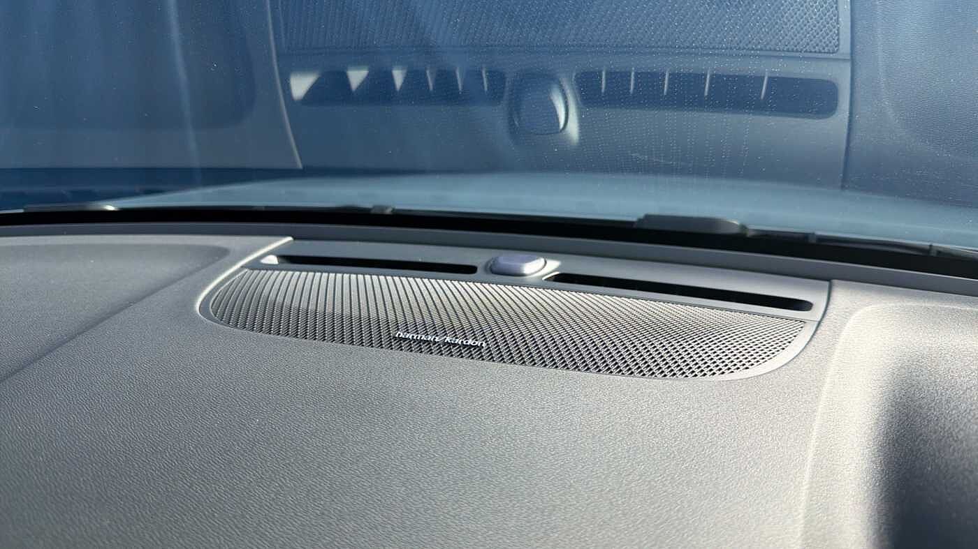 Volvo XC40 B4 (197BHP) Ultra Black Edition Mild Hybrid - (360 Camera)