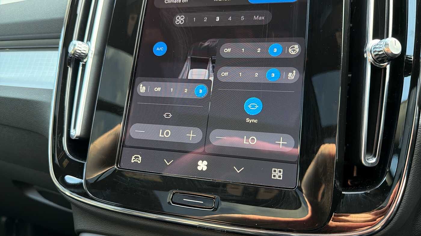 Volvo XC40 B4 (197BHP) Ultra Black Edition Mild Hybrid - (360 Camera)