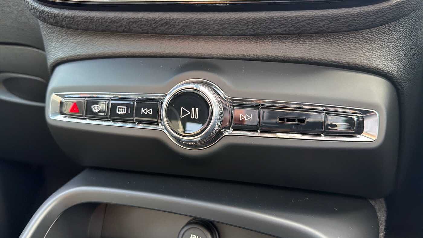 Volvo XC40 B4 (197BHP) Ultra Black Edition Mild Hybrid - (360 Camera)