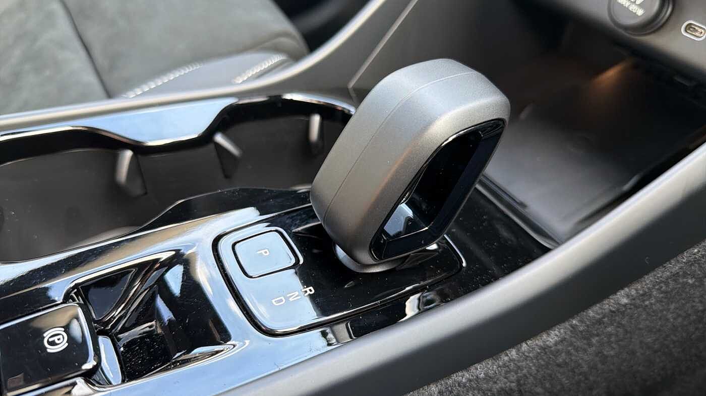 Volvo XC40 B4 (197BHP) Ultra Black Edition Mild Hybrid - (360 Camera)