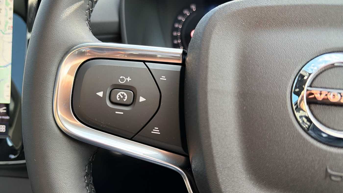 Volvo XC40 B4 (197BHP) Ultra Black Edition Mild Hybrid - (360 Camera)