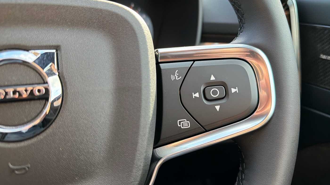 Volvo XC40 B4 (197BHP) Ultra Black Edition Mild Hybrid - (360 Camera)