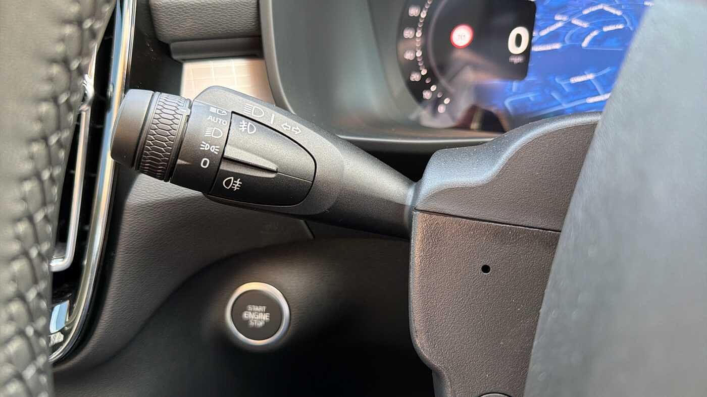 Volvo XC40 B4 (197BHP) Ultra Black Edition Mild Hybrid - (360 Camera)