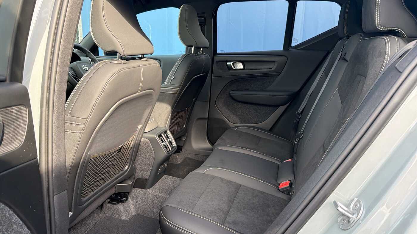 Volvo XC40 B4 (197BHP) Ultra Black Edition Mild Hybrid - (360 Camera)