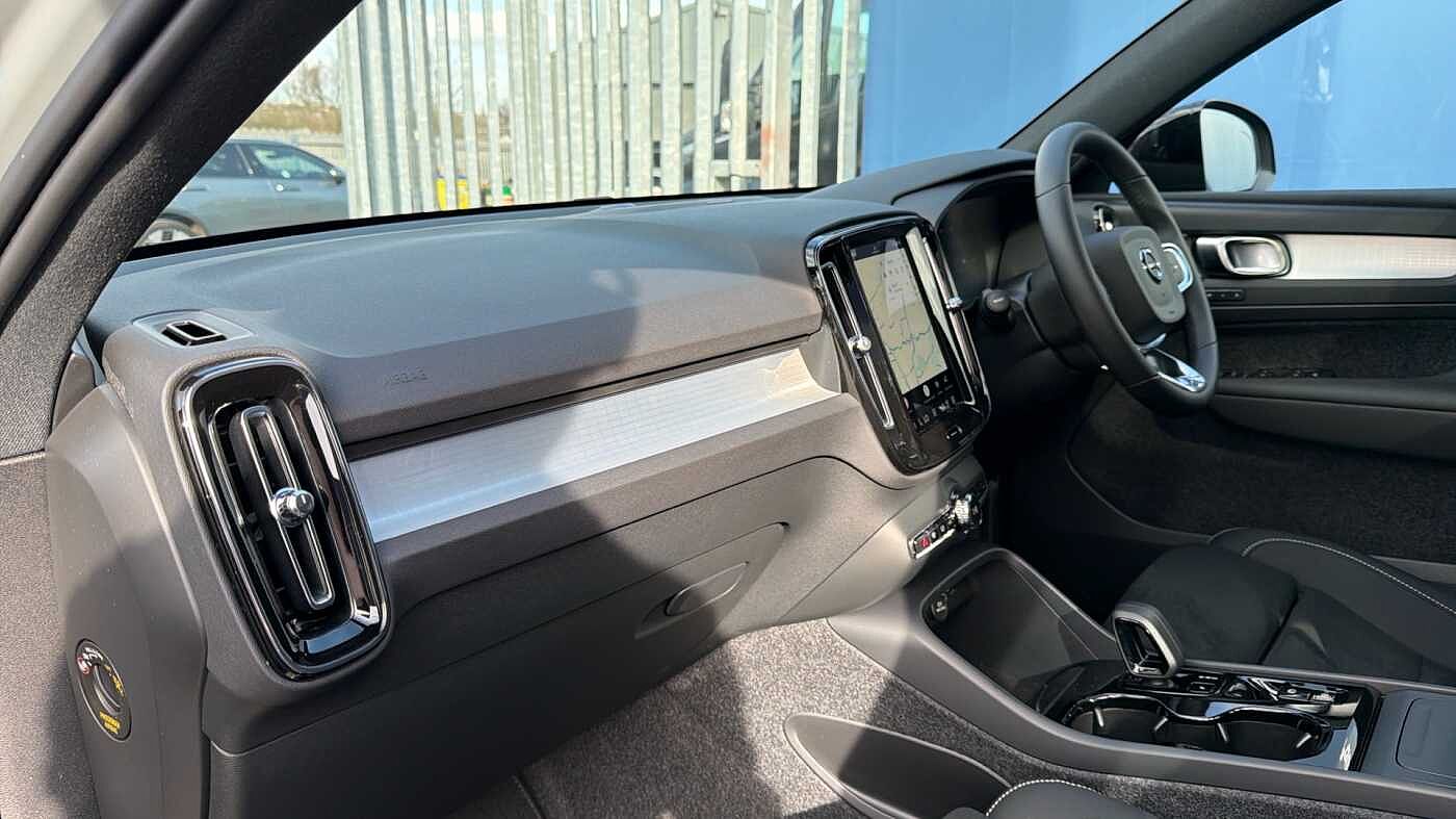 Volvo XC40 B4 (197BHP) Ultra Black Edition Mild Hybrid - (360 Camera)