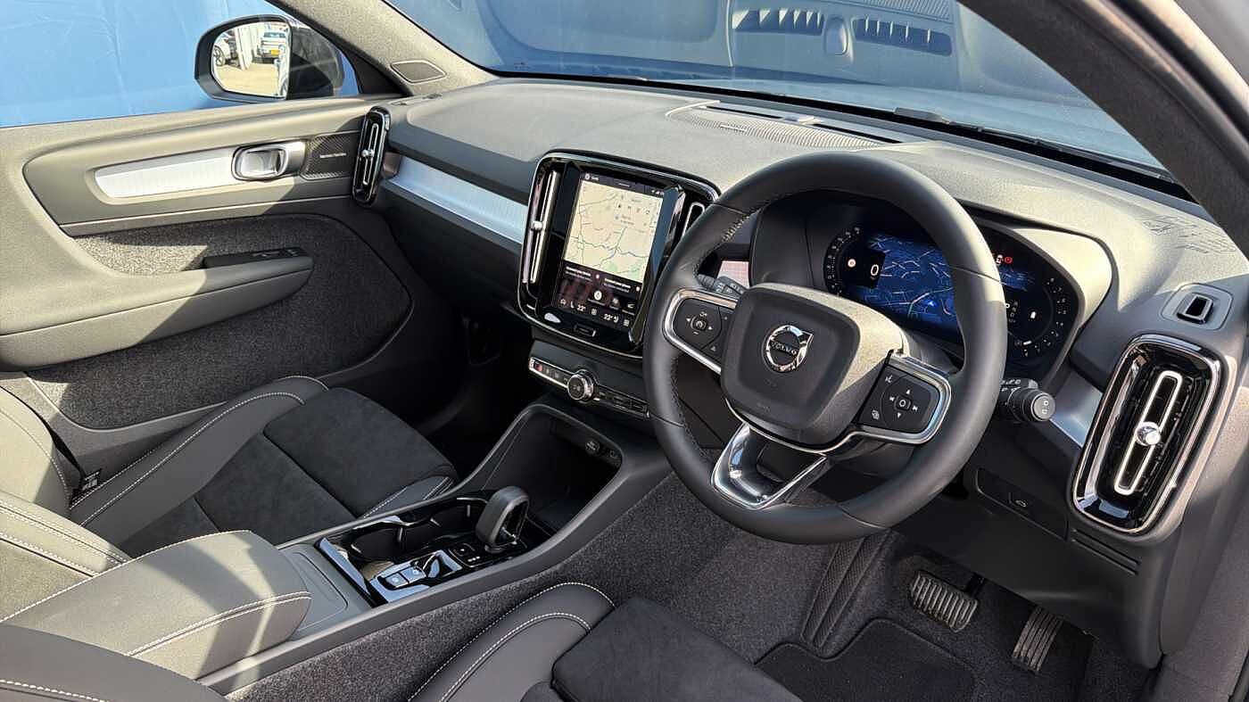 Volvo XC40 B4 (197BHP) Ultra Black Edition Mild Hybrid - (360 Camera)