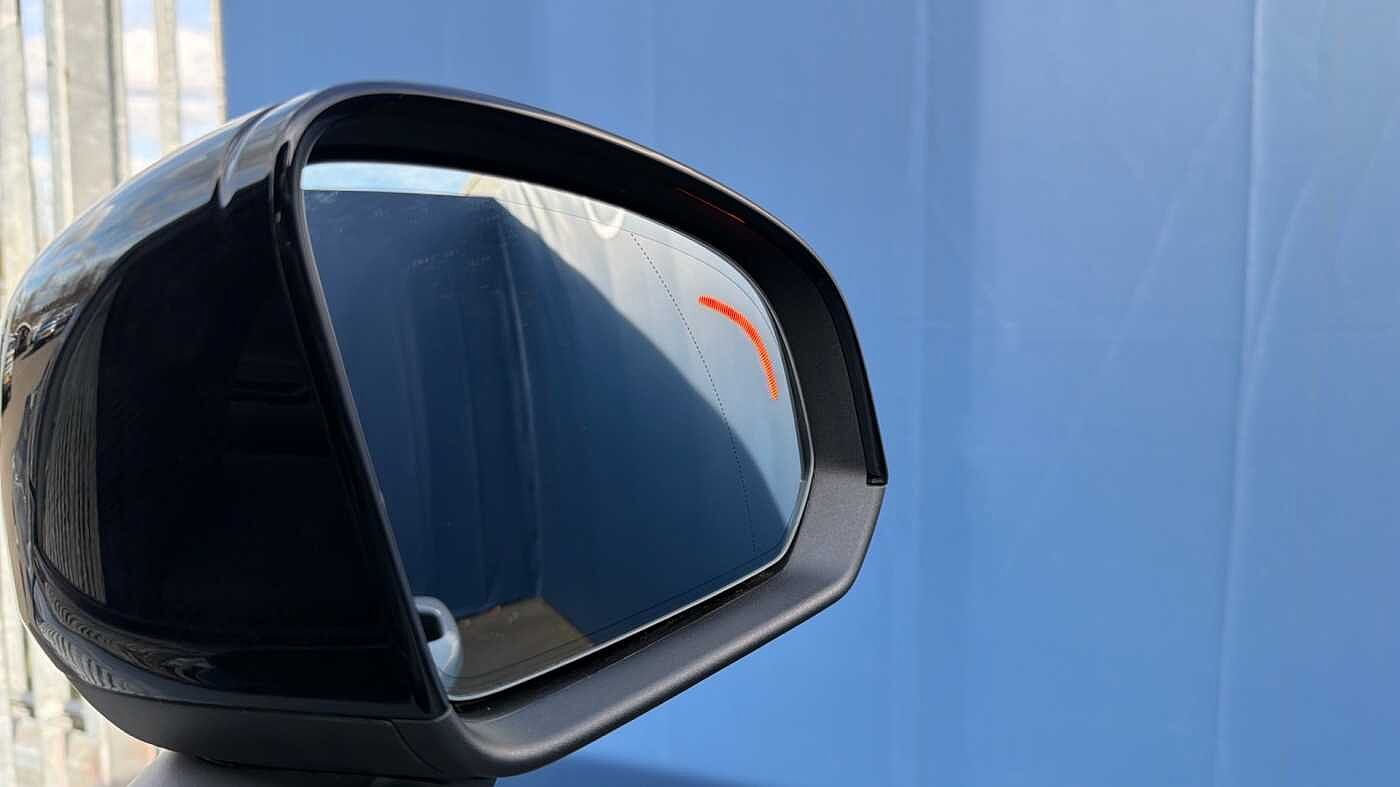 Volvo XC40 B4 (197BHP) Ultra Black Edition Mild Hybrid - (360 Camera)