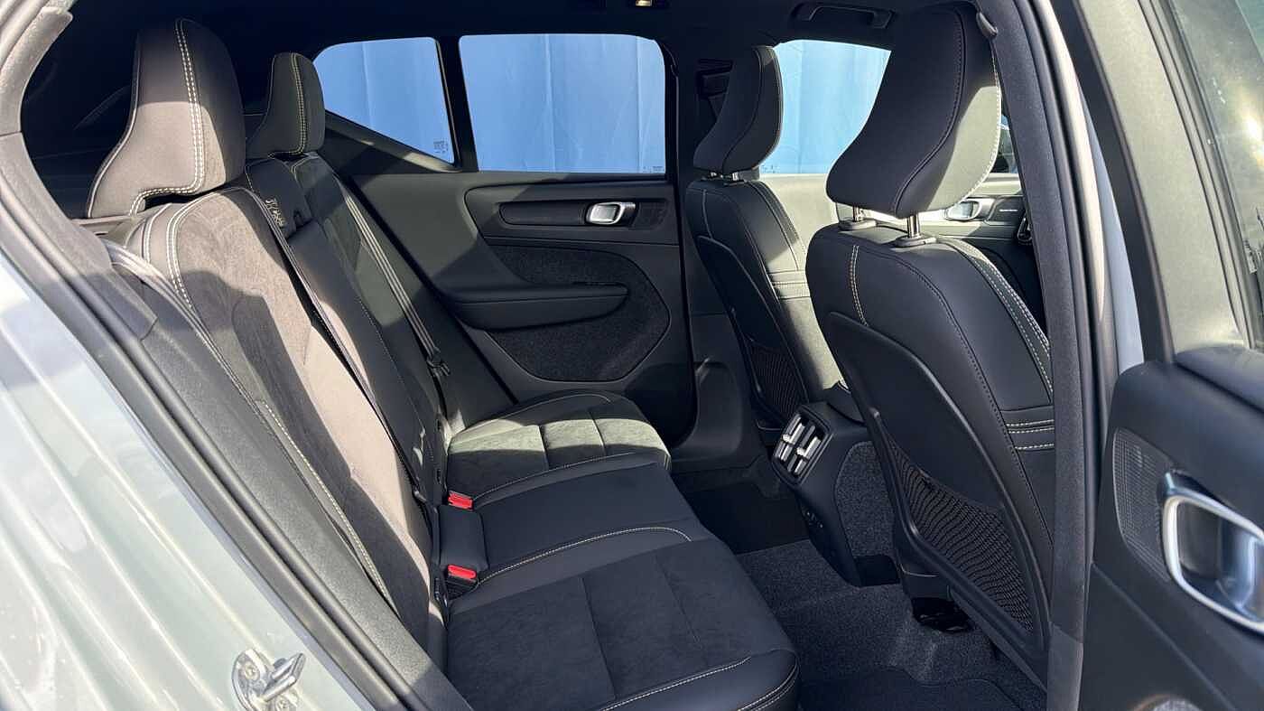 Volvo XC40 B4 (197BHP) Ultra Black Edition Mild Hybrid - (360 Camera)