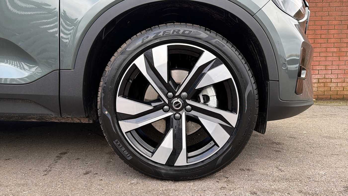 Volvo XC40 B4 (197BHP) Ultra Dark Mild Hybrid - (360 Parking Camera)