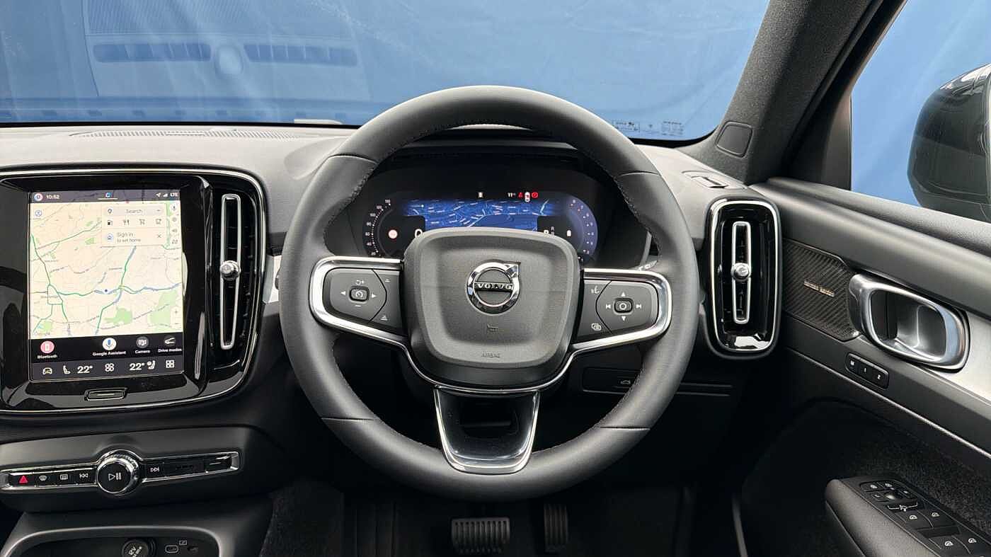 Volvo XC40 B4 (197BHP) Ultra Dark Mild Hybrid - (360 Parking Camera)