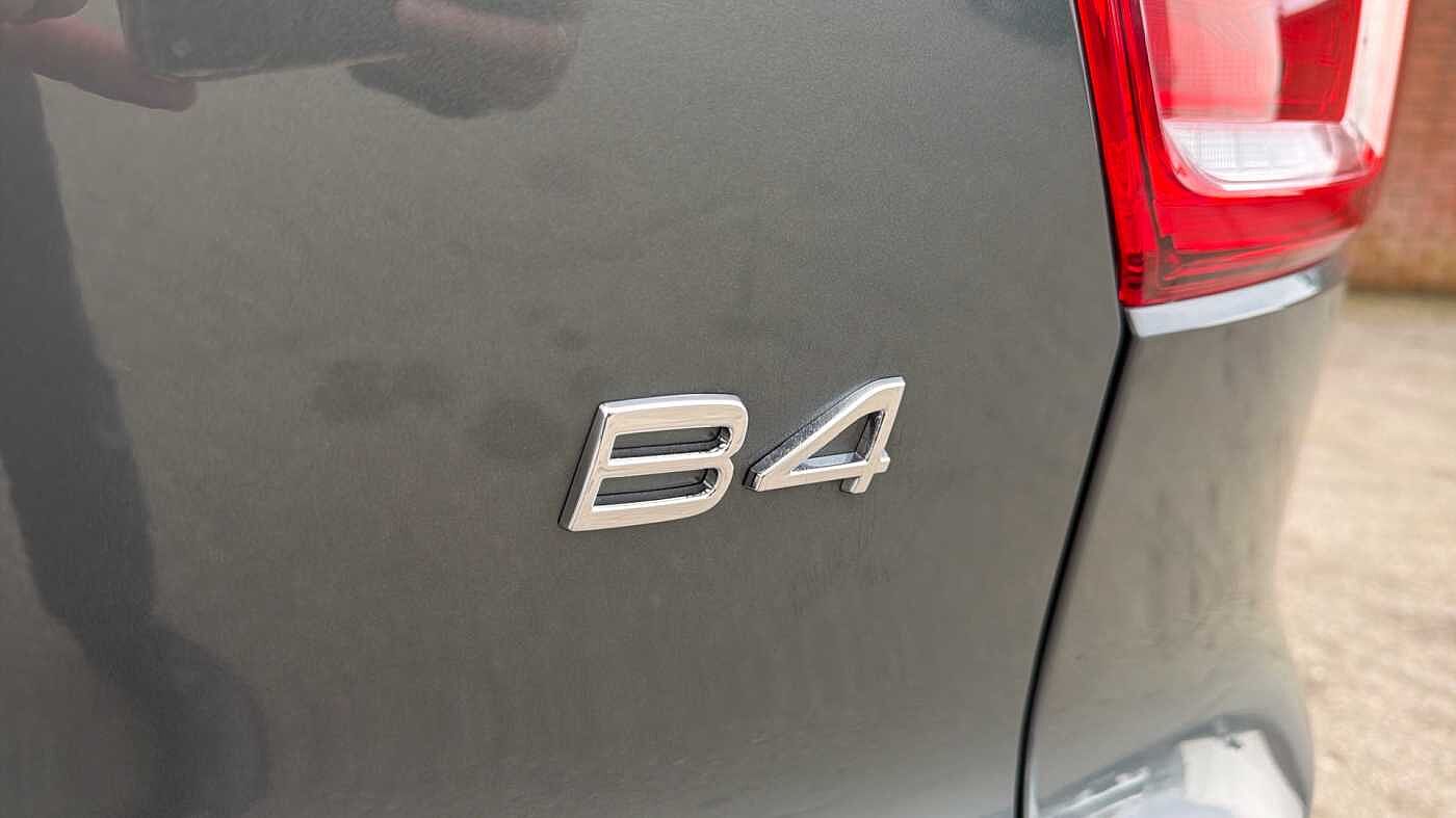 Volvo XC40 B4 (197BHP) Ultra Dark Mild Hybrid - (360 Parking Camera)