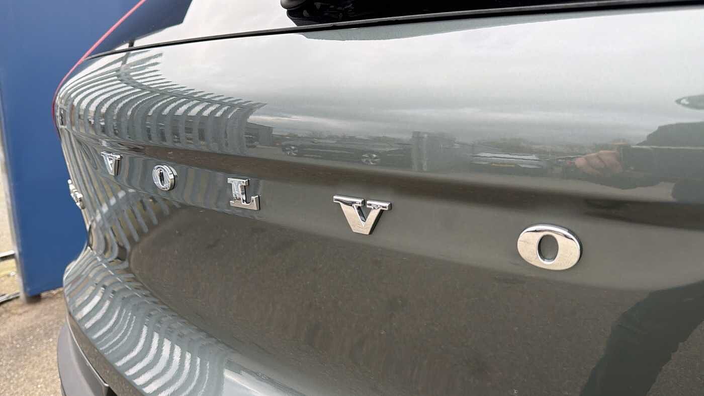 Volvo XC40 B4 (197BHP) Ultra Dark Mild Hybrid - (360 Parking Camera)