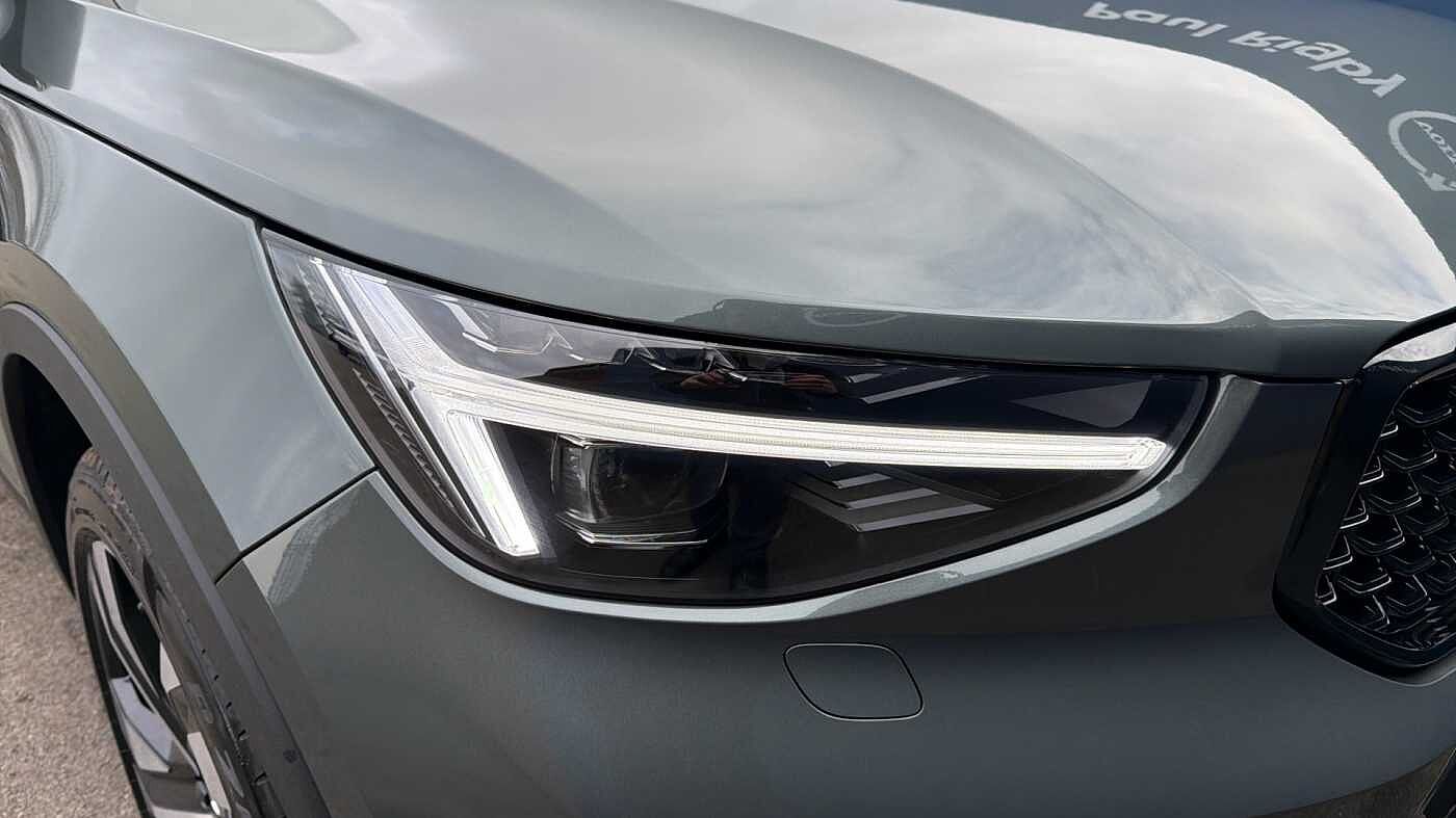 Volvo XC40 B4 (197BHP) Ultra Dark Mild Hybrid - (360 Parking Camera)