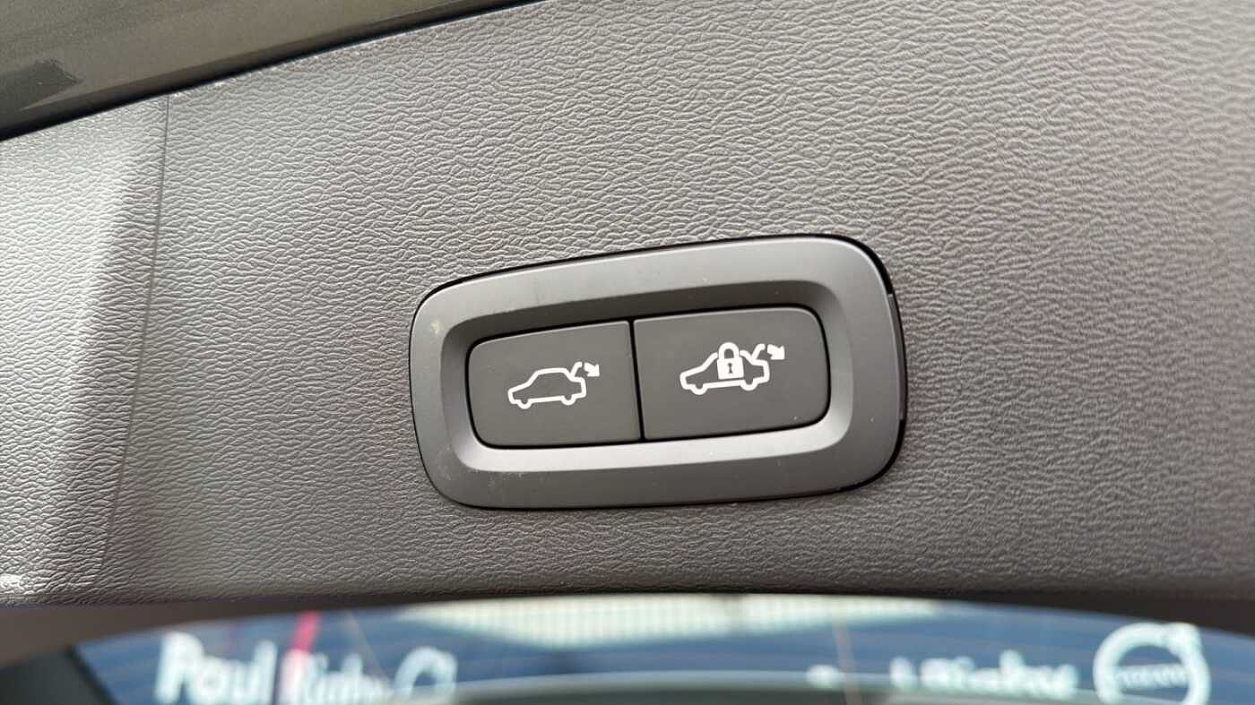 Volvo XC40 B4 (197BHP) Ultra Dark Mild Hybrid - (360 Parking Camera)