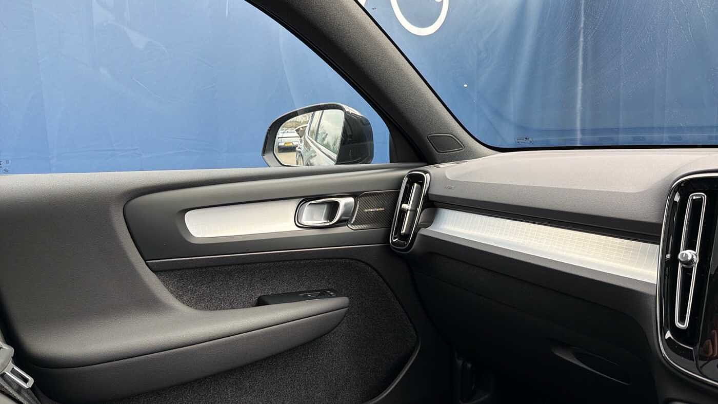 Volvo XC40 B4 (197BHP) Ultra Dark Mild Hybrid - (360 Parking Camera)