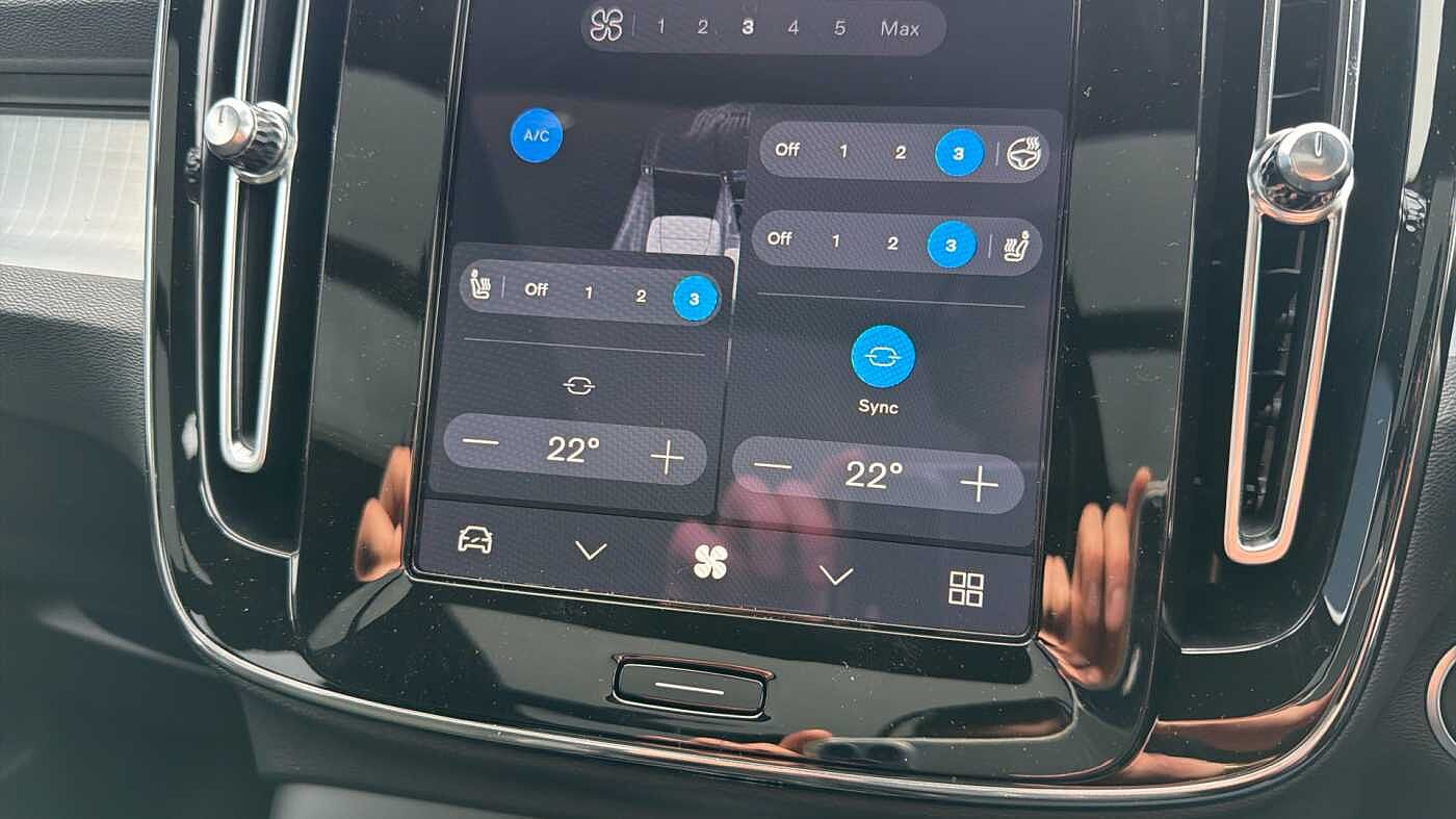 Volvo XC40 B4 (197BHP) Ultra Dark Mild Hybrid - (360 Parking Camera)