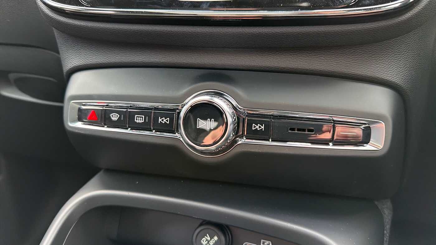 Volvo XC40 B4 (197BHP) Ultra Dark Mild Hybrid - (360 Parking Camera)