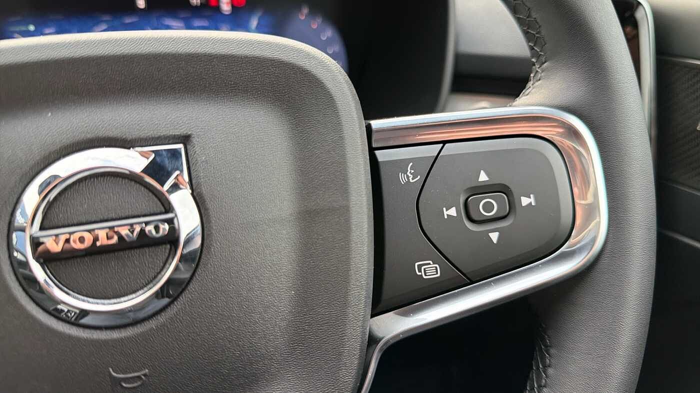 Volvo XC40 B4 (197BHP) Ultra Dark Mild Hybrid - (360 Parking Camera)