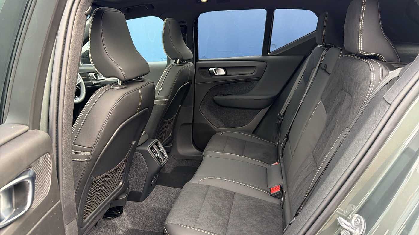 Volvo XC40 B4 (197BHP) Ultra Dark Mild Hybrid - (360 Parking Camera)