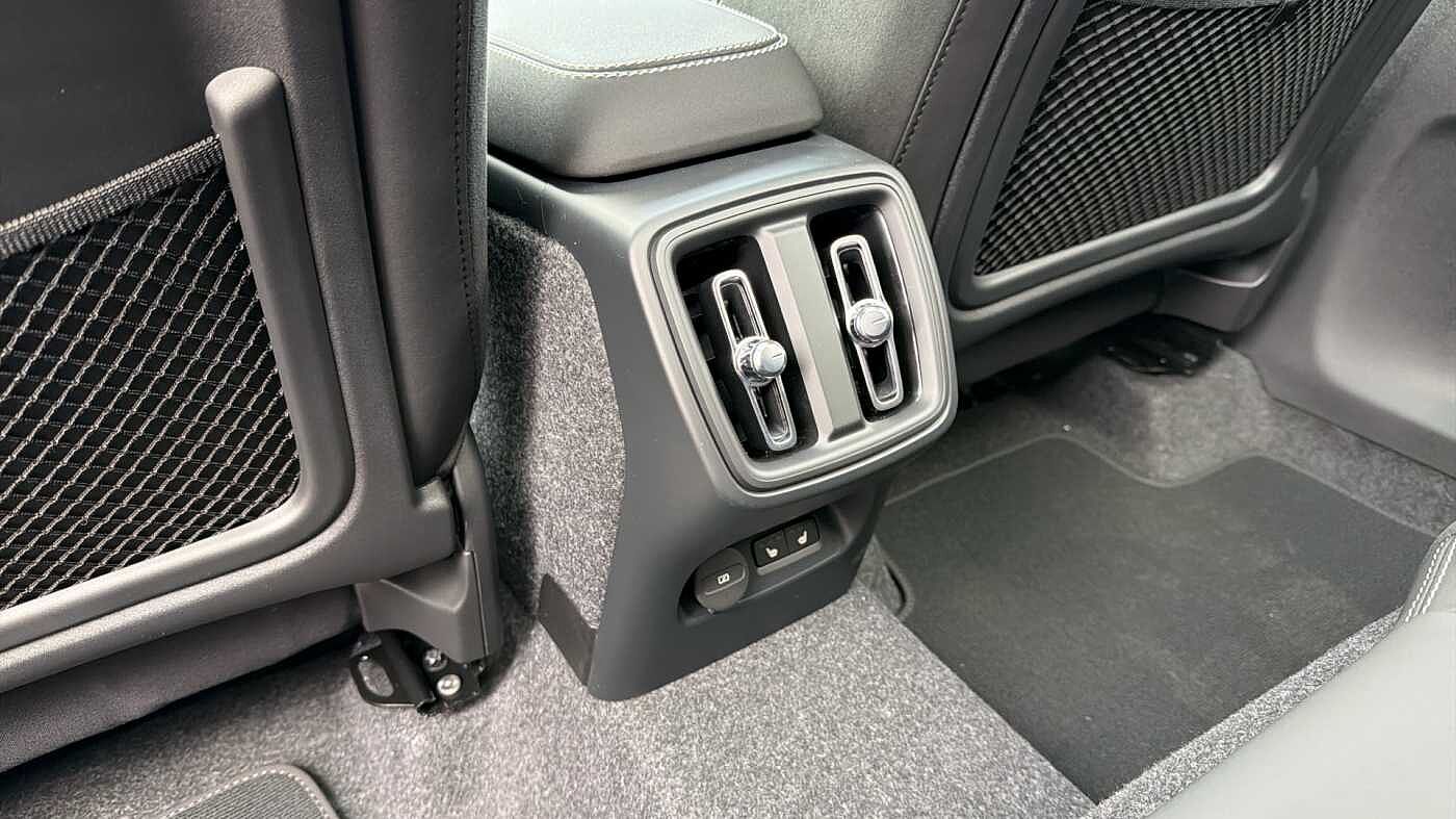 Volvo XC40 B4 (197BHP) Ultra Dark Mild Hybrid - (360 Parking Camera)