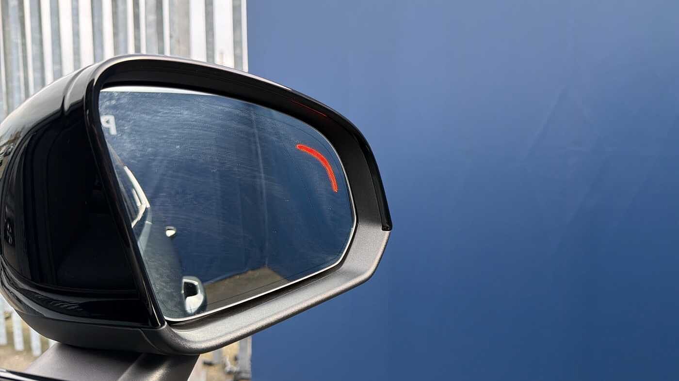 Volvo XC40 B4 (197BHP) Ultra Dark Mild Hybrid - (360 Parking Camera)