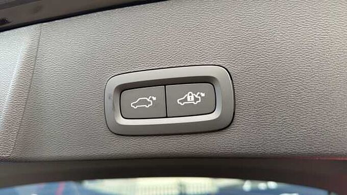 Volvo XC40 B4 (197BHP) Ultra Dark Mild Hybrid - (360 View Camera)