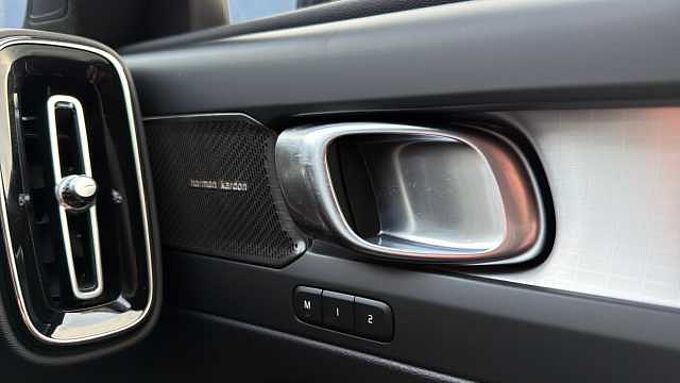 Volvo XC40 B4 (197BHP) Ultra Dark Mild Hybrid - (360 View Camera)