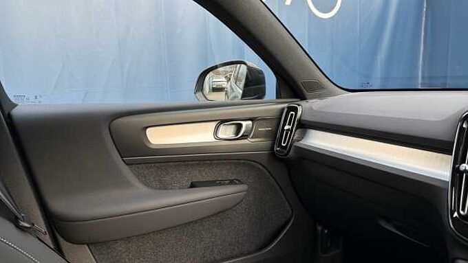 Volvo XC40 B4 (197BHP) Ultra Dark Mild Hybrid - (360 View Camera)