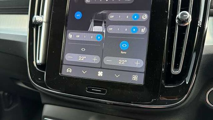 Volvo XC40 B4 (197BHP) Ultra Dark Mild Hybrid - (360 View Camera)