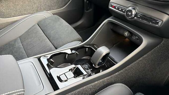 Volvo XC40 B4 (197BHP) Ultra Dark Mild Hybrid - (360 View Camera)