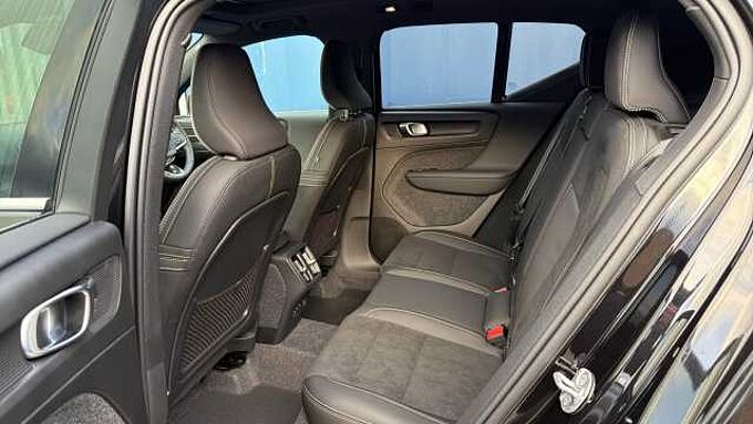 Volvo XC40 B4 (197BHP) Ultra Dark Mild Hybrid - (360 View Camera)