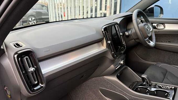 Volvo XC40 B4 (197BHP) Ultra Dark Mild Hybrid - (360 View Camera)