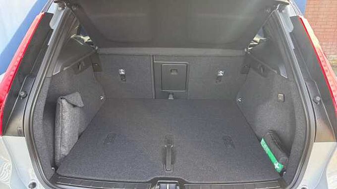 Volvo XC40 B4 (197BHP) Ultra Black Edition Mild Hybrid - (360 Camera)