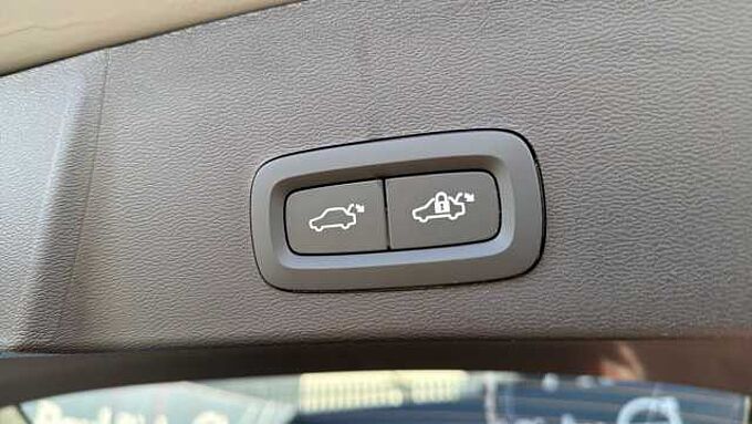 Volvo XC40 B4 (197BHP) Ultra Black Edition Mild Hybrid - (360 Camera)