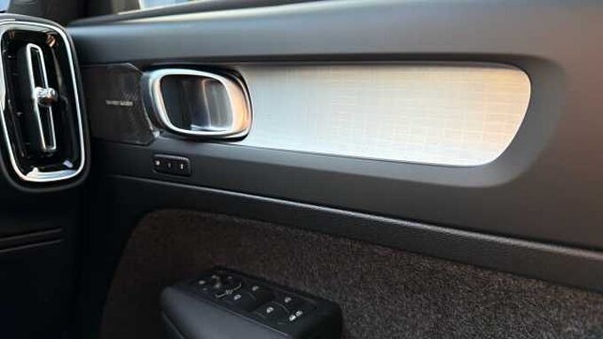 Volvo XC40 B4 (197BHP) Ultra Black Edition Mild Hybrid - (360 Camera)